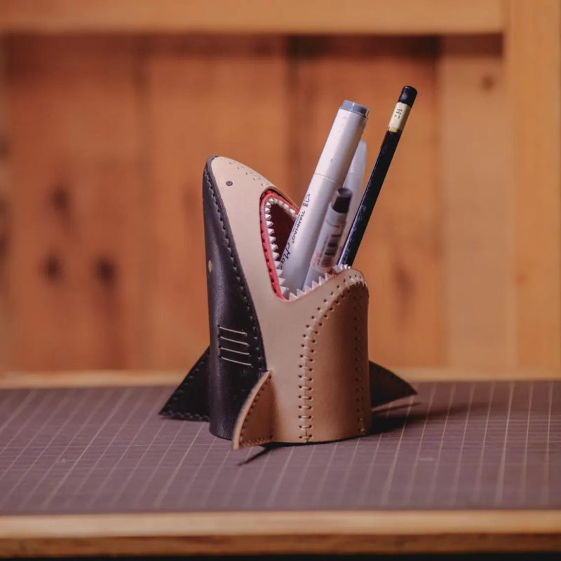 手工皮具图纸 鲨鱼笔筒ph021-皮艺果手工皮具图纸